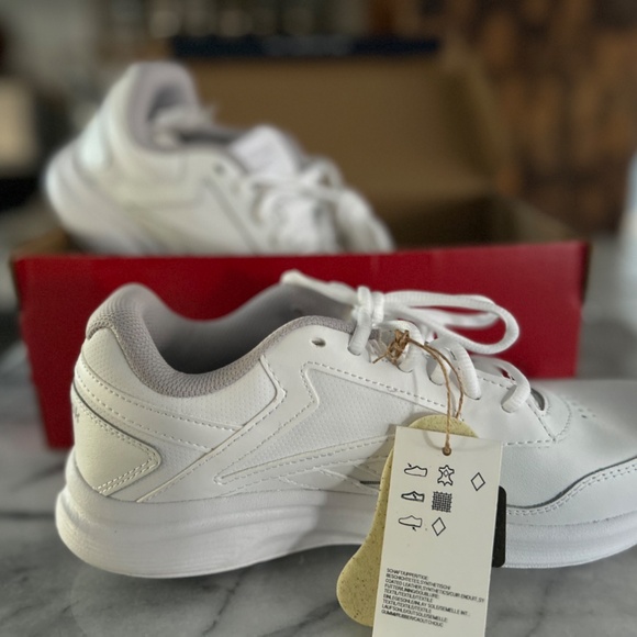 **NEW** REEBOK WHITE SHOES, size 8.5/ Featuring a sleek white design - Picture 3 of 7